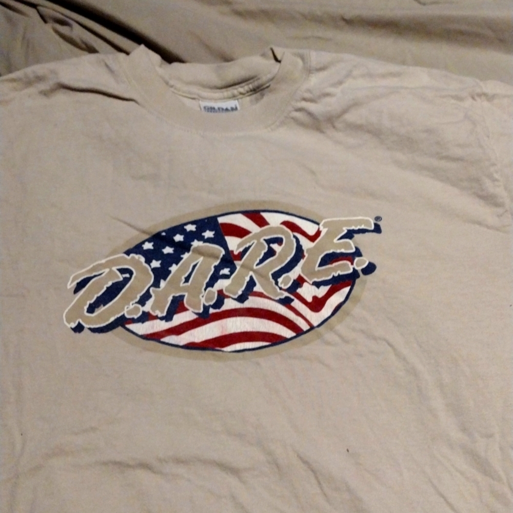 *3/$20 BUNDLE DEAL CLOSET CLEAN OUT SALE* Vintage D.A.R.E. T-shirt Medium